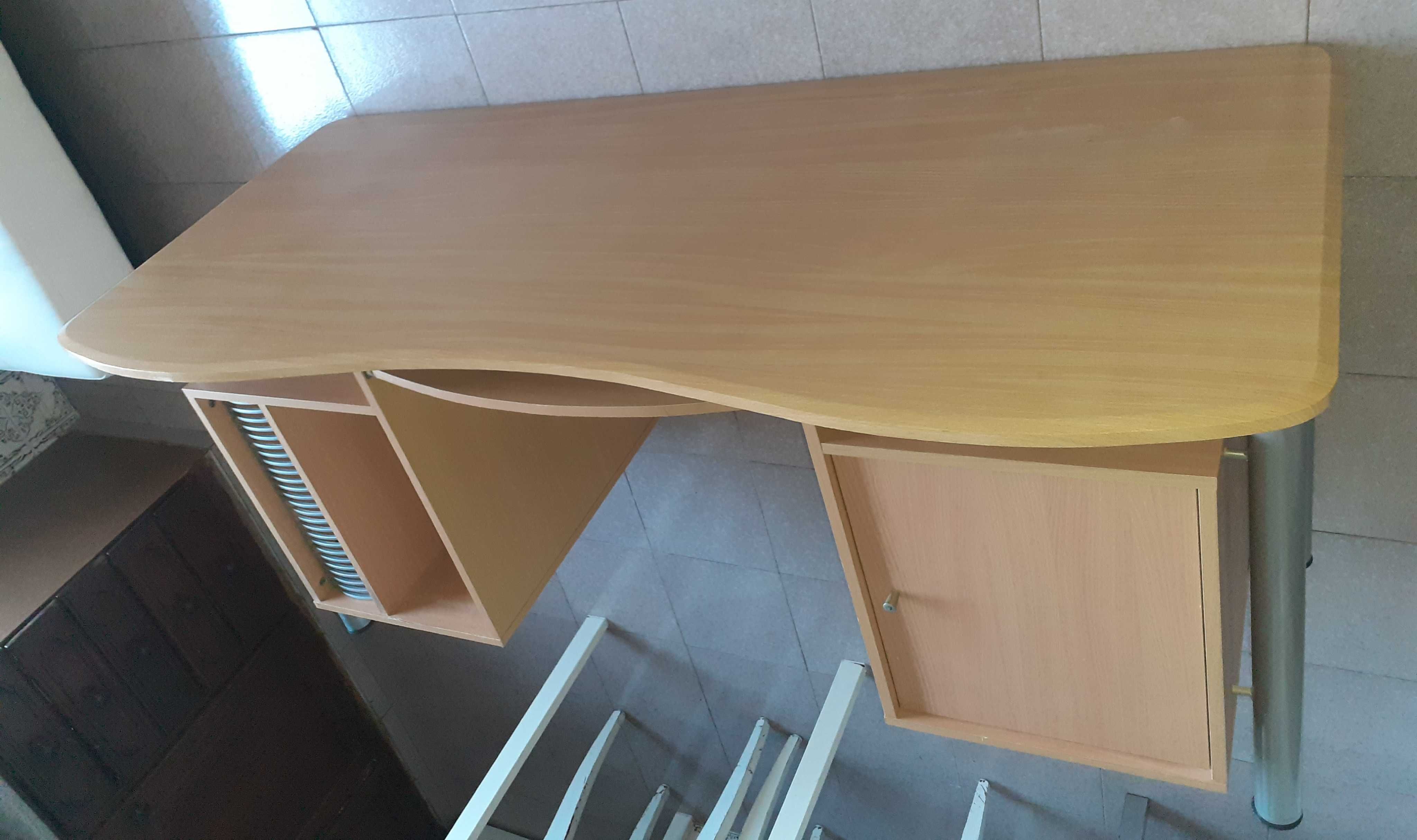 Secretaria em madeira