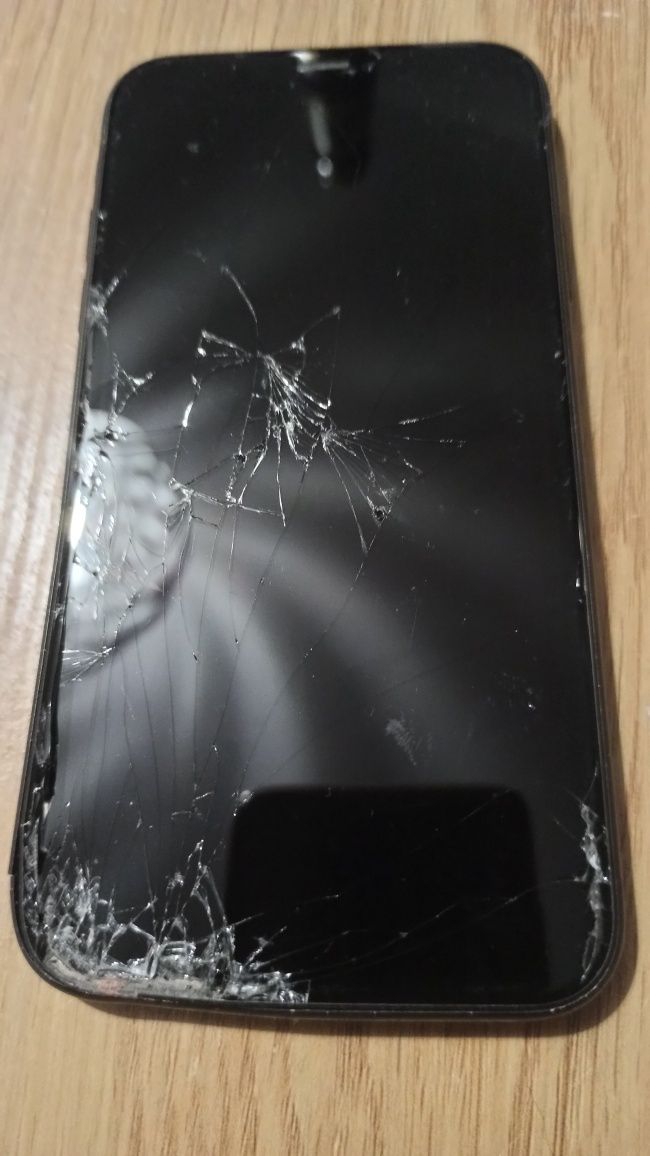 iPhone XR uszkodzony