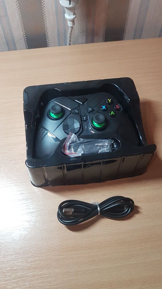 Продам новый беспроводной геймпад для Xbox с адаптером