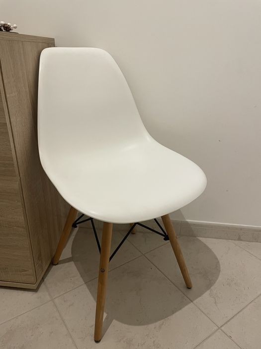 Cadeira branca pernas de madeira