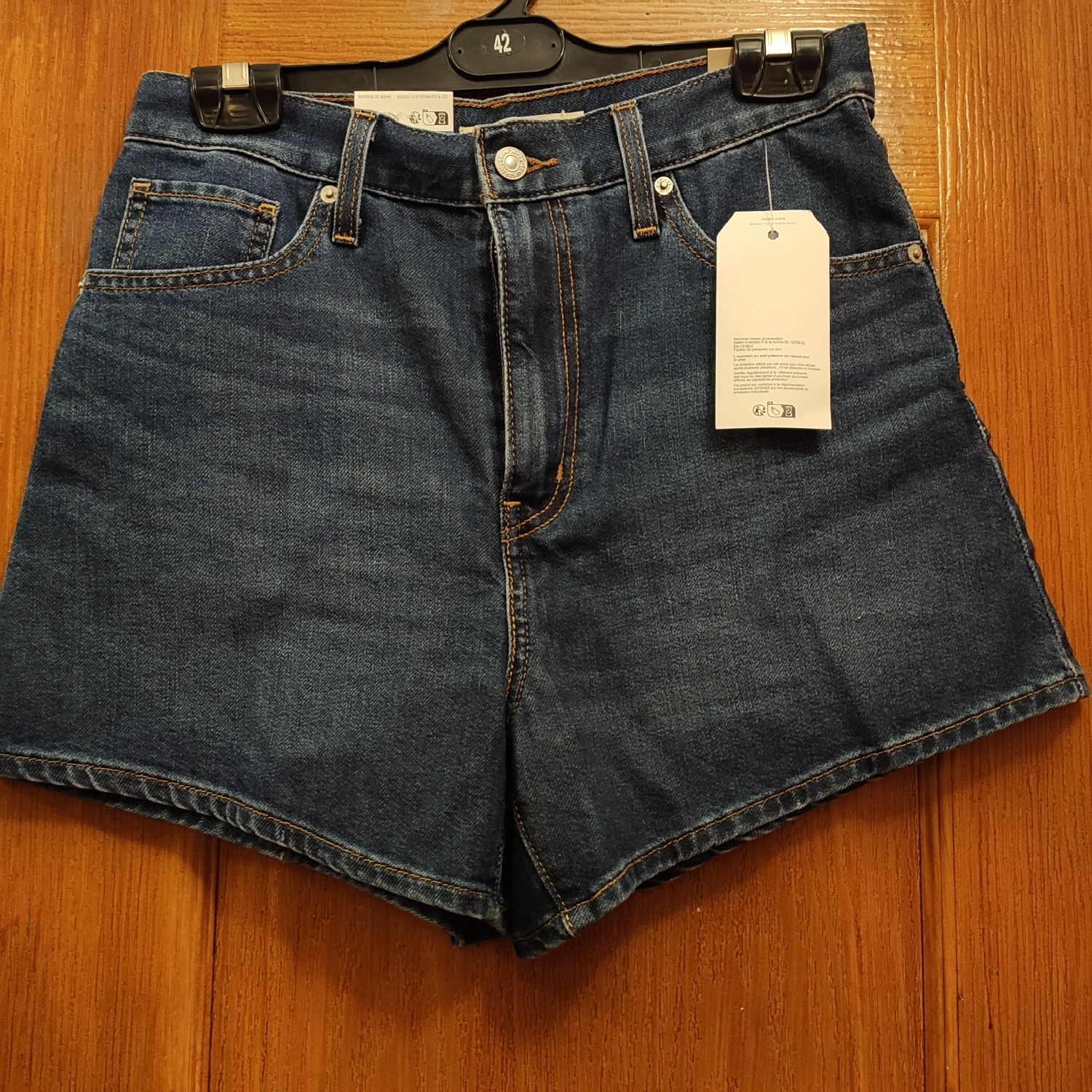 Стильные джинсовые женские шорты фирмы levi's