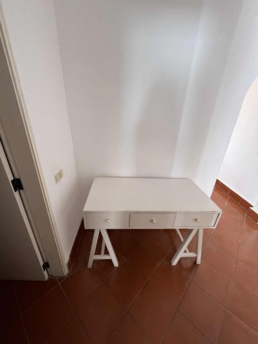 Dois moveis em madeira lacada