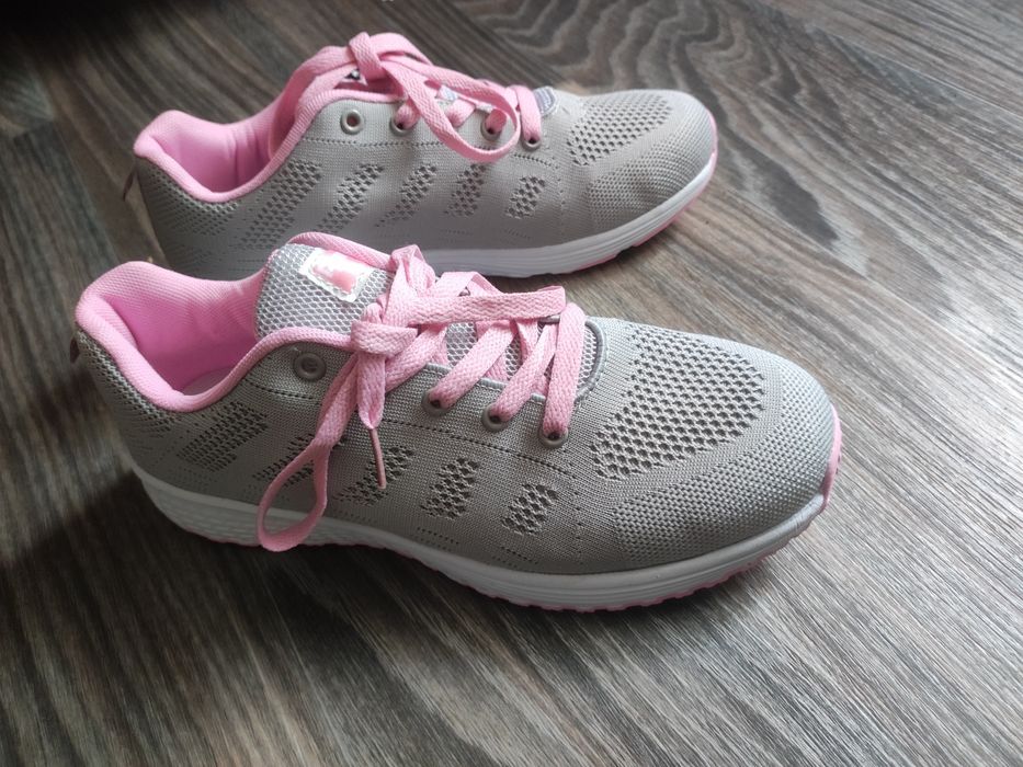 Продам нові кросівки,40 рр