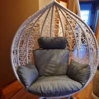 Fotel wiszący typu kokon