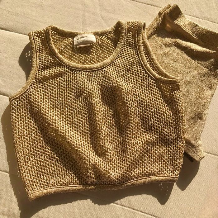 Strój vintage z lat 2000, top i spodenki ze złotej nici Gottex