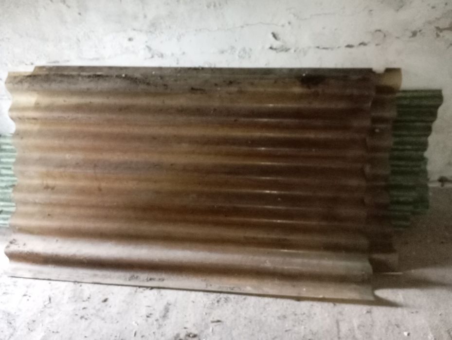 Ofereço telhas usadas a quem puder recolher