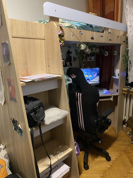 Łóżko piętrowe z biurkiem i szafą