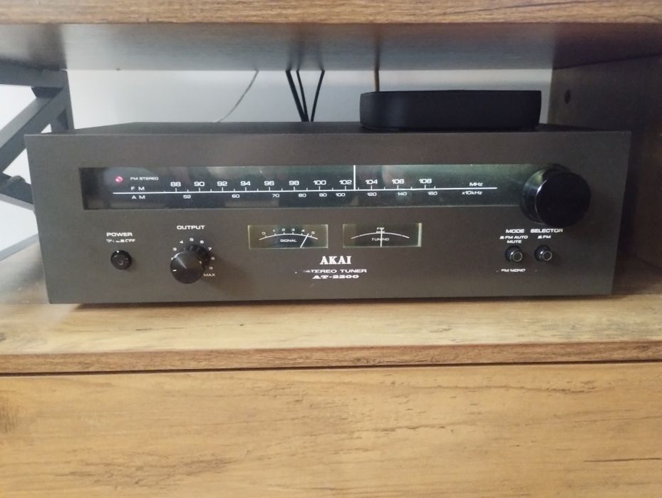 Akai AT2200 tuner radiowy.