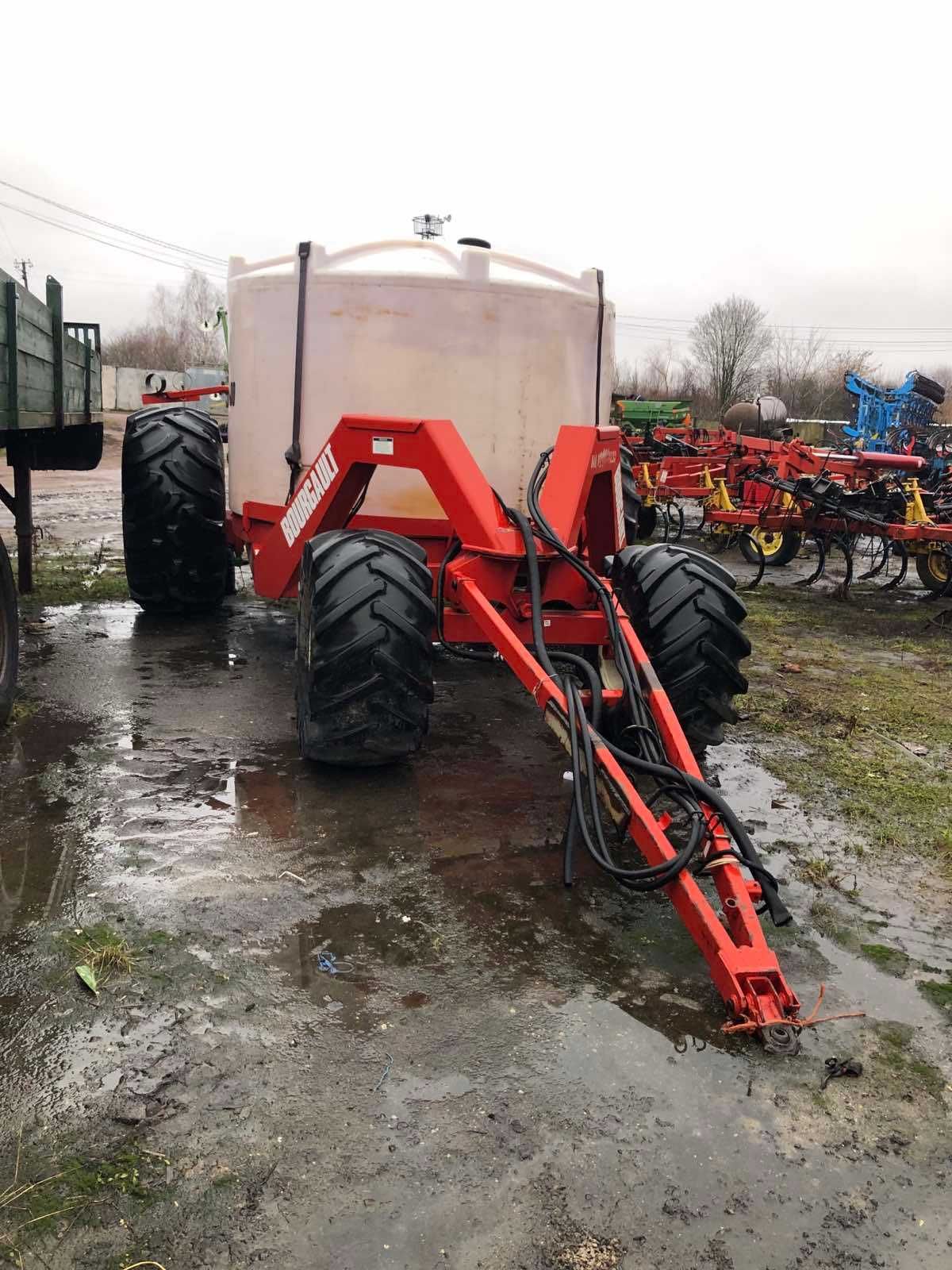 Розподільник мінеральних добрив Bourgault-LFC2400