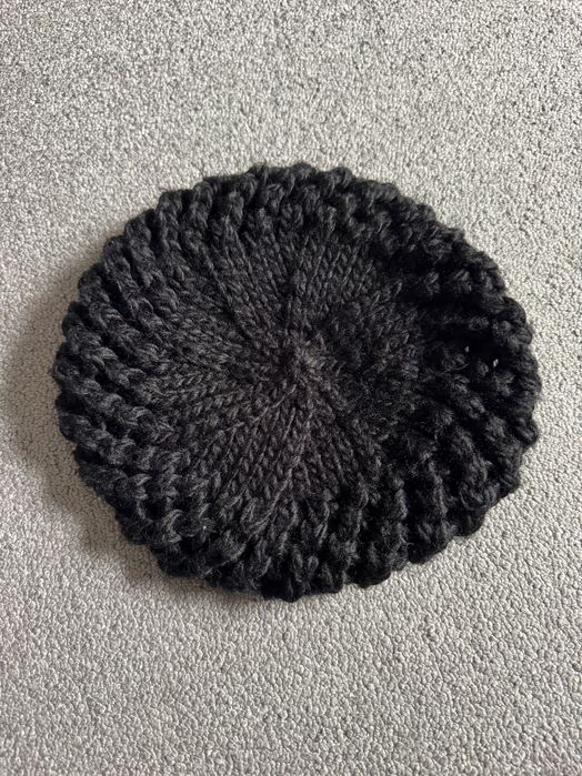 Czarno beret jak nowy