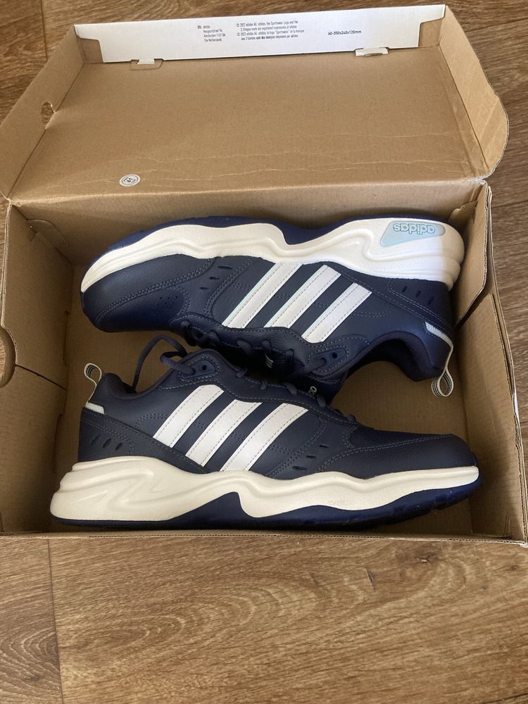 Кроссовки Adidas strutter