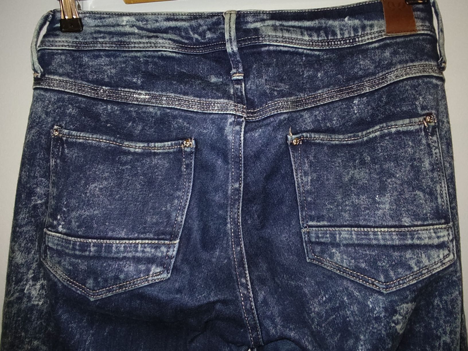 MNG Mango marmurkowe spodnie rurki jeansy r.36