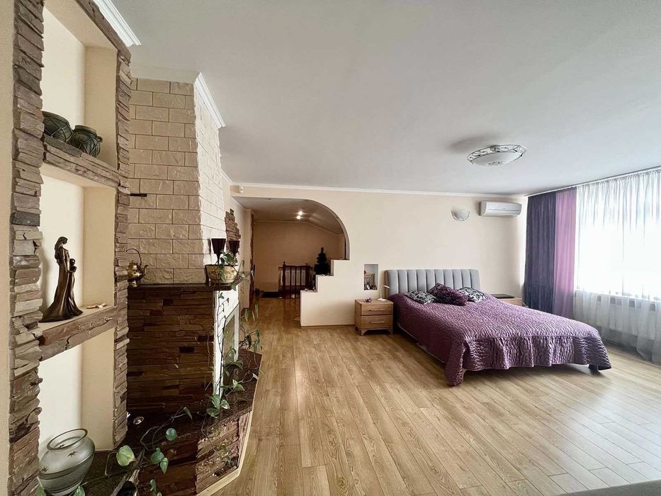 № 12636 - Простора двохповерхова 4 к. квартира, Центр, Київська