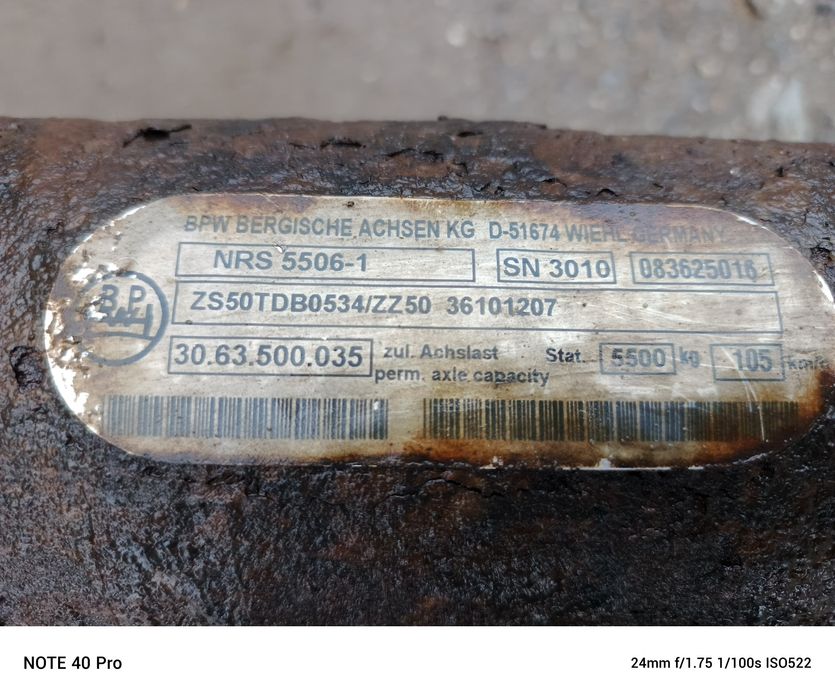 Oś na przyczepę z kołami