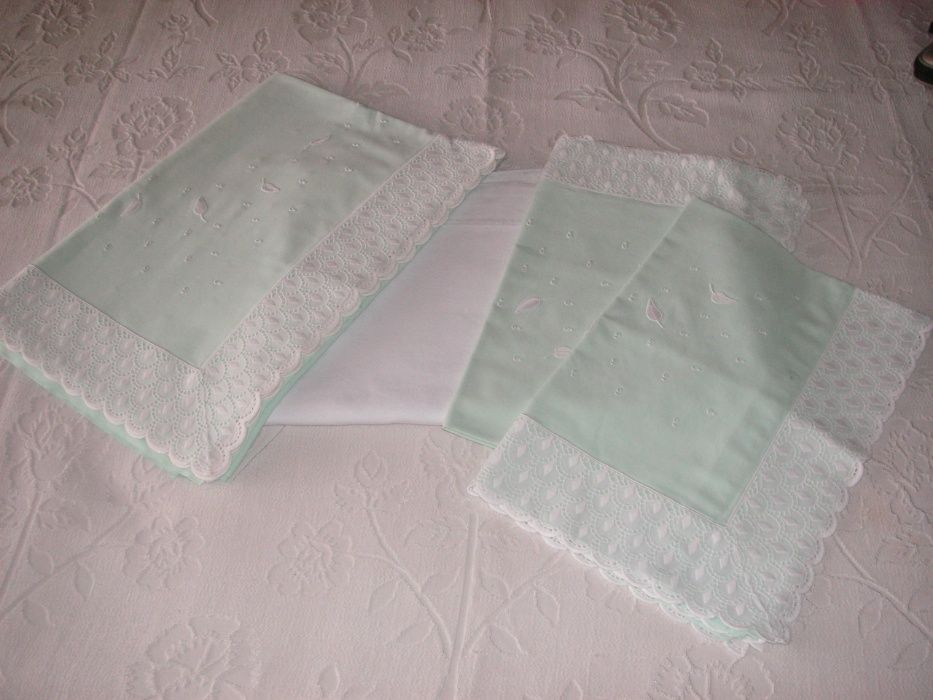 Lençóis Verde Claro Bordado à Mão em Branco (Conjunto)