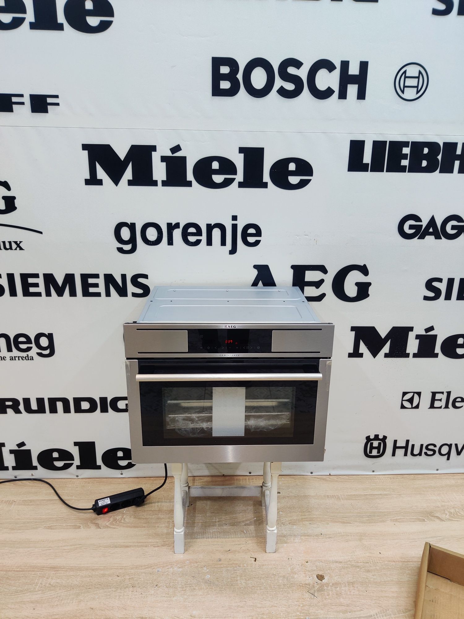Нова вбудована парова шафа-духовка AEG™. Made in Italy.