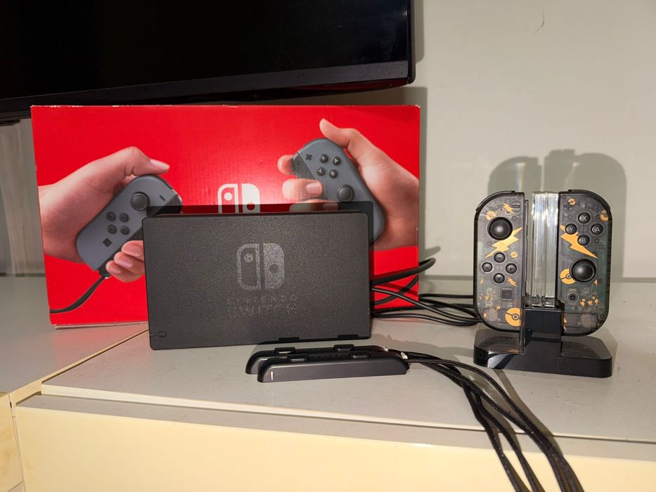 Nintendo Switch V2 + Extras