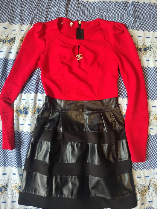 Червона сукня з шкіряним низом