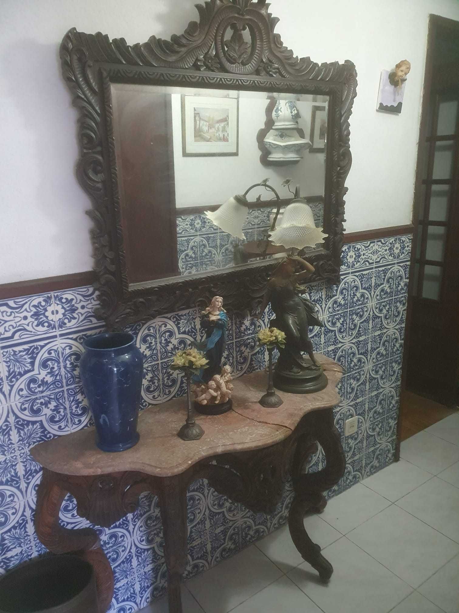 VENDE-SE MÓVEIS ANTIGOS:
Mesas, cadeiras, comodas, camas e outros.