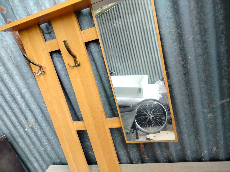 Wieszak na ubrania zł lustrem