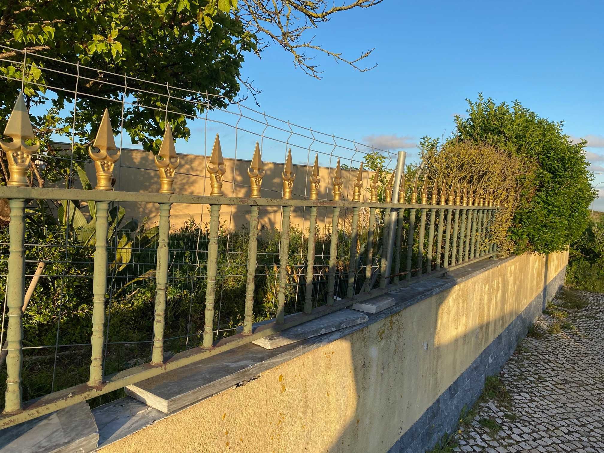 Gradeamento em ferro com setas .