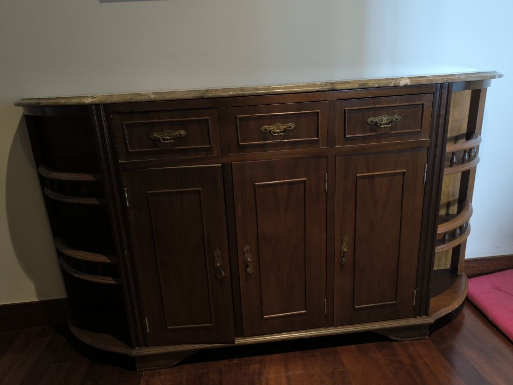 Móvel de entrada com portas e gavetas e mármore