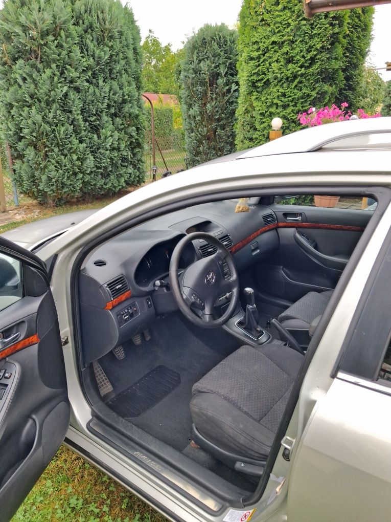 Toyota avensis 1.8 benz  kombi 2004r