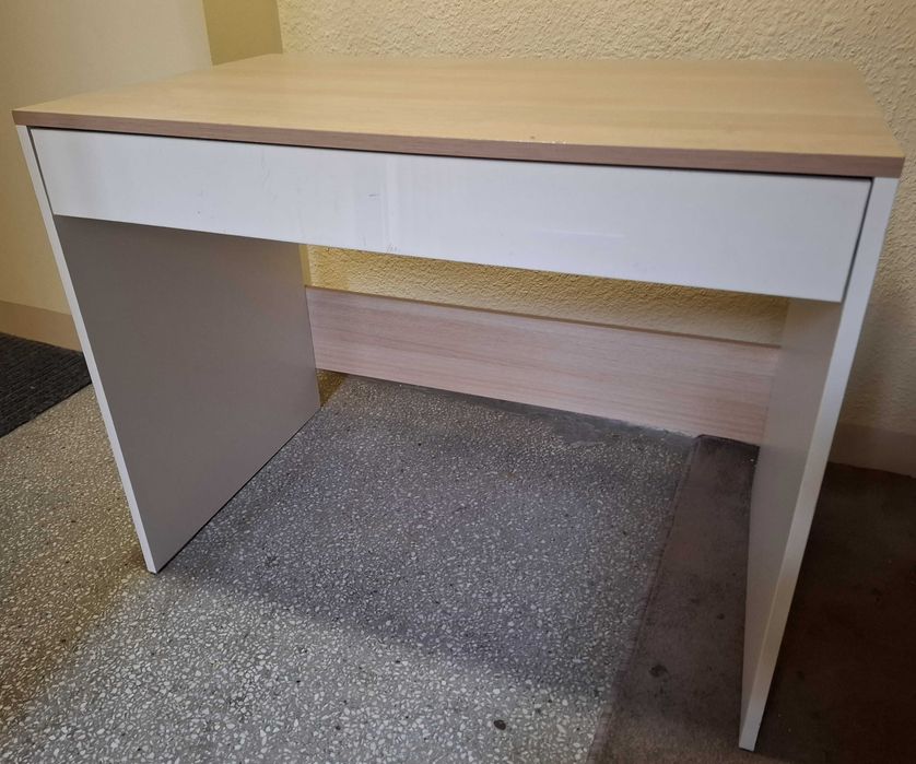 biurko z wysuwaną szufladą