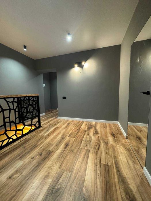 Дворівнева квартира з сучасним ремонтом, Виставка