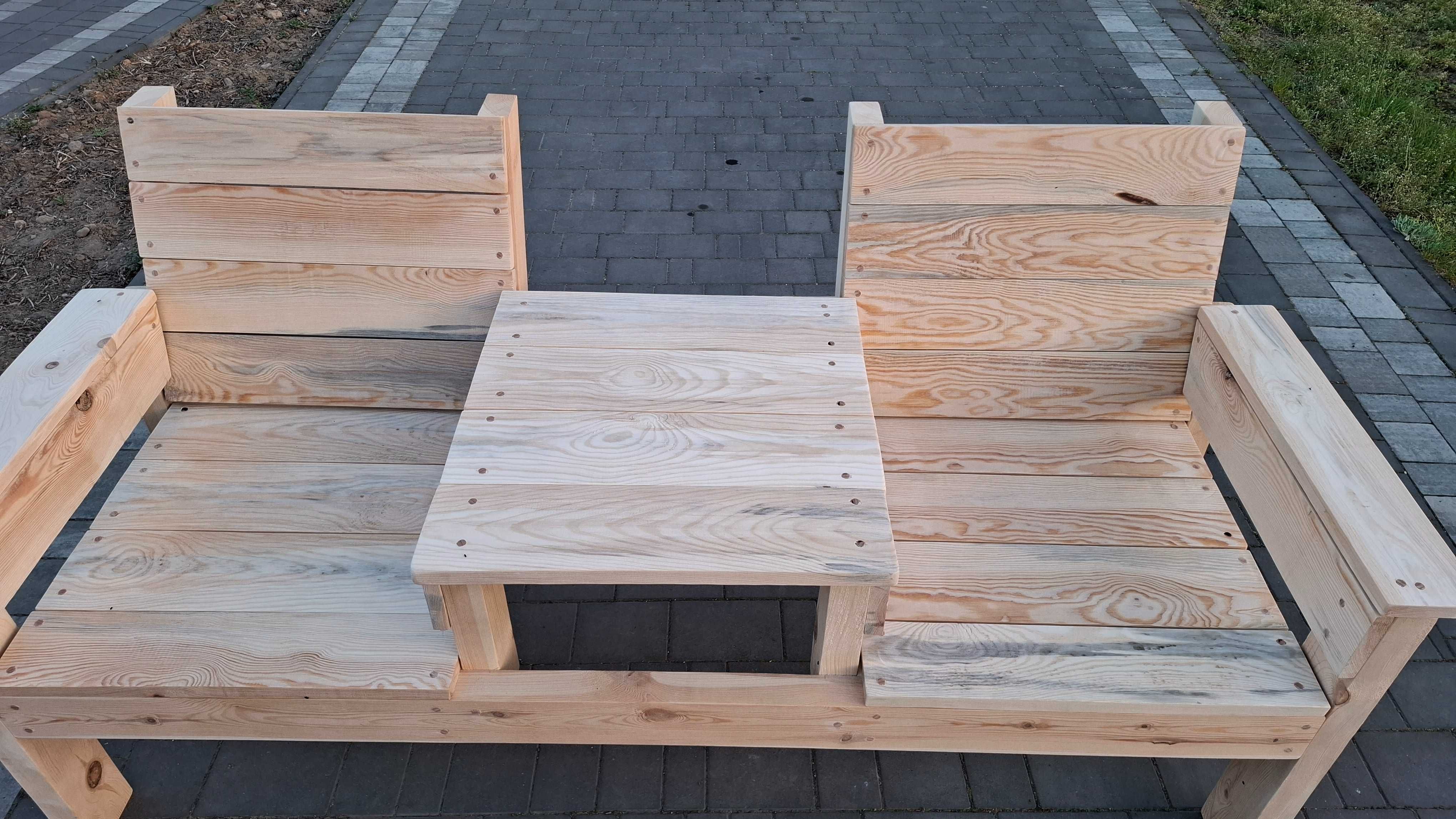 drewniane krzesła ogrodowe ze stolikiem