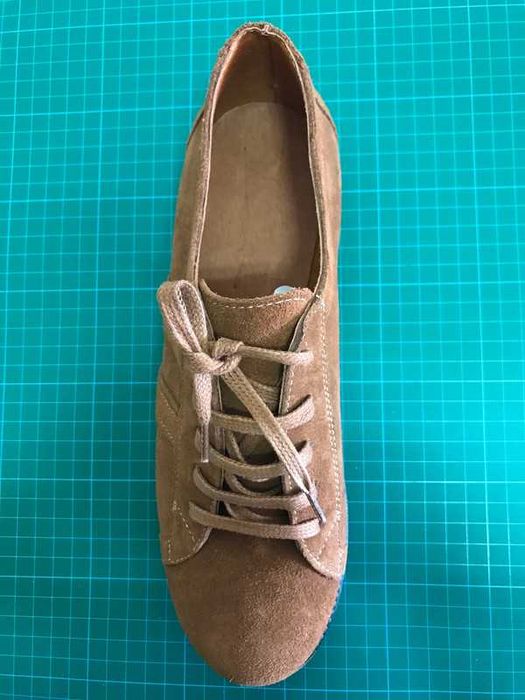 Sapatos de senhora (40), desportivos, em camurça