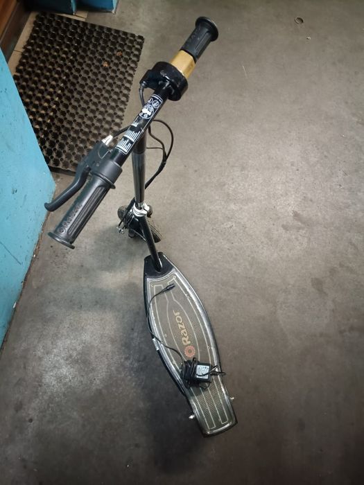 Hulajnoga elektryczna dla dzieci  Razor E100 Glow