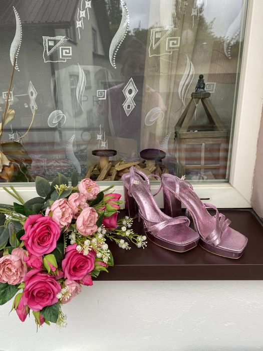 Sandały na stabilnym obcasie. Metaliczny róż