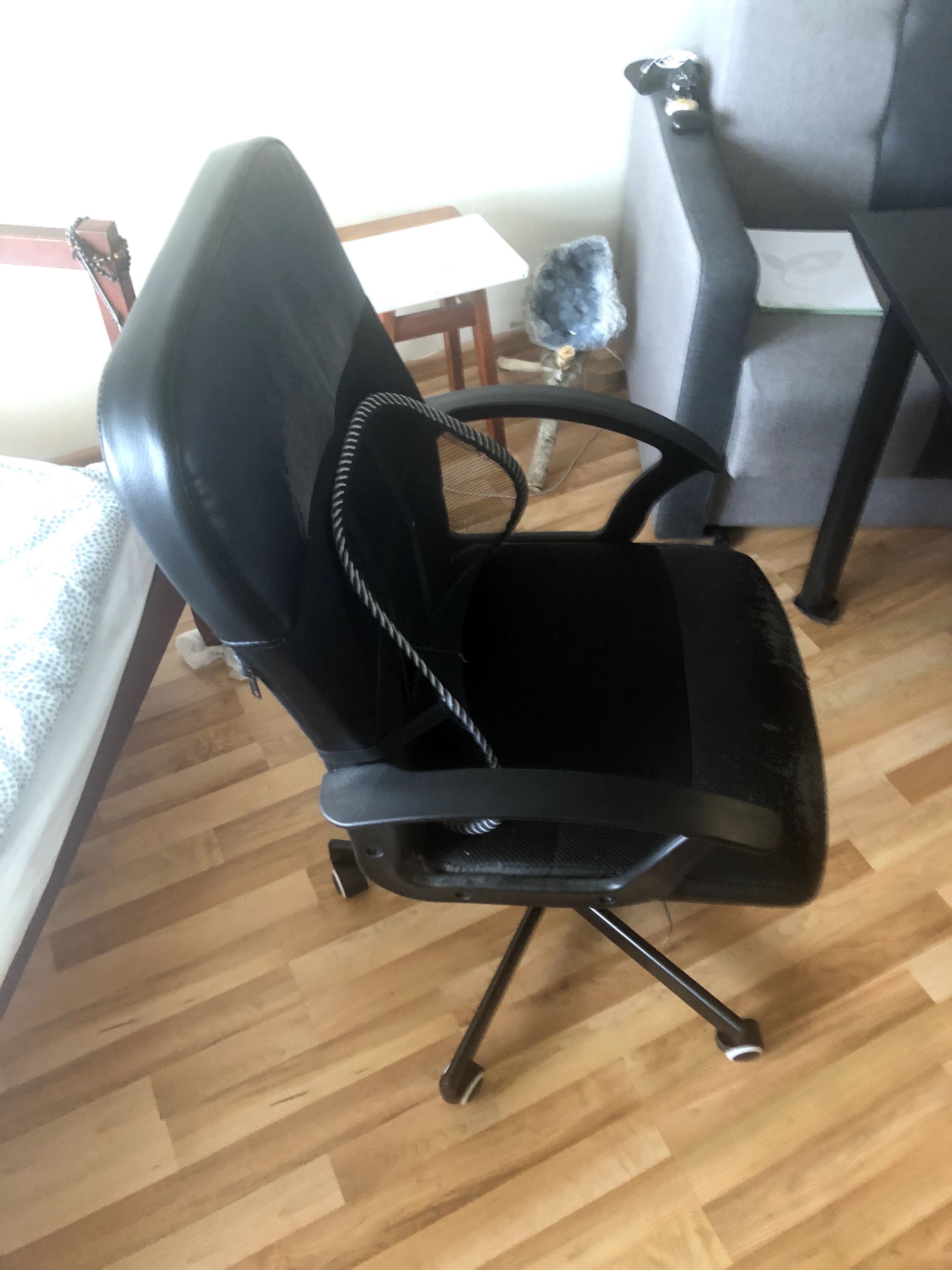 Fotel biurowy IKEA z kauczukowymi kółeczkami i podporą na lędźwie