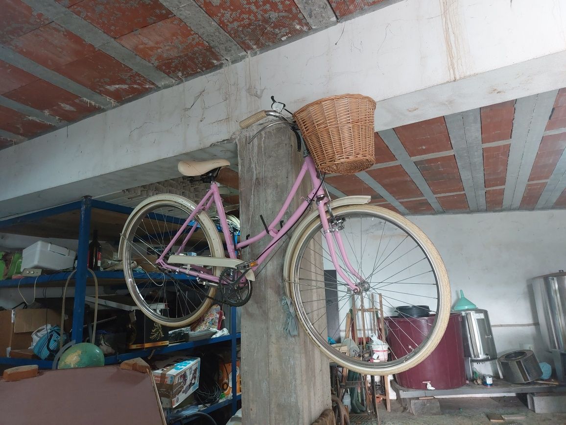 Bicicleta antiga pasteleira