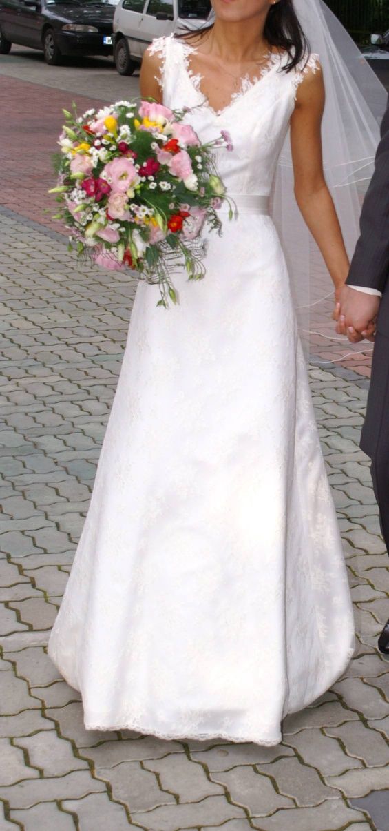 Suknia ślubna, z podpinanym trenem, plus długi welon