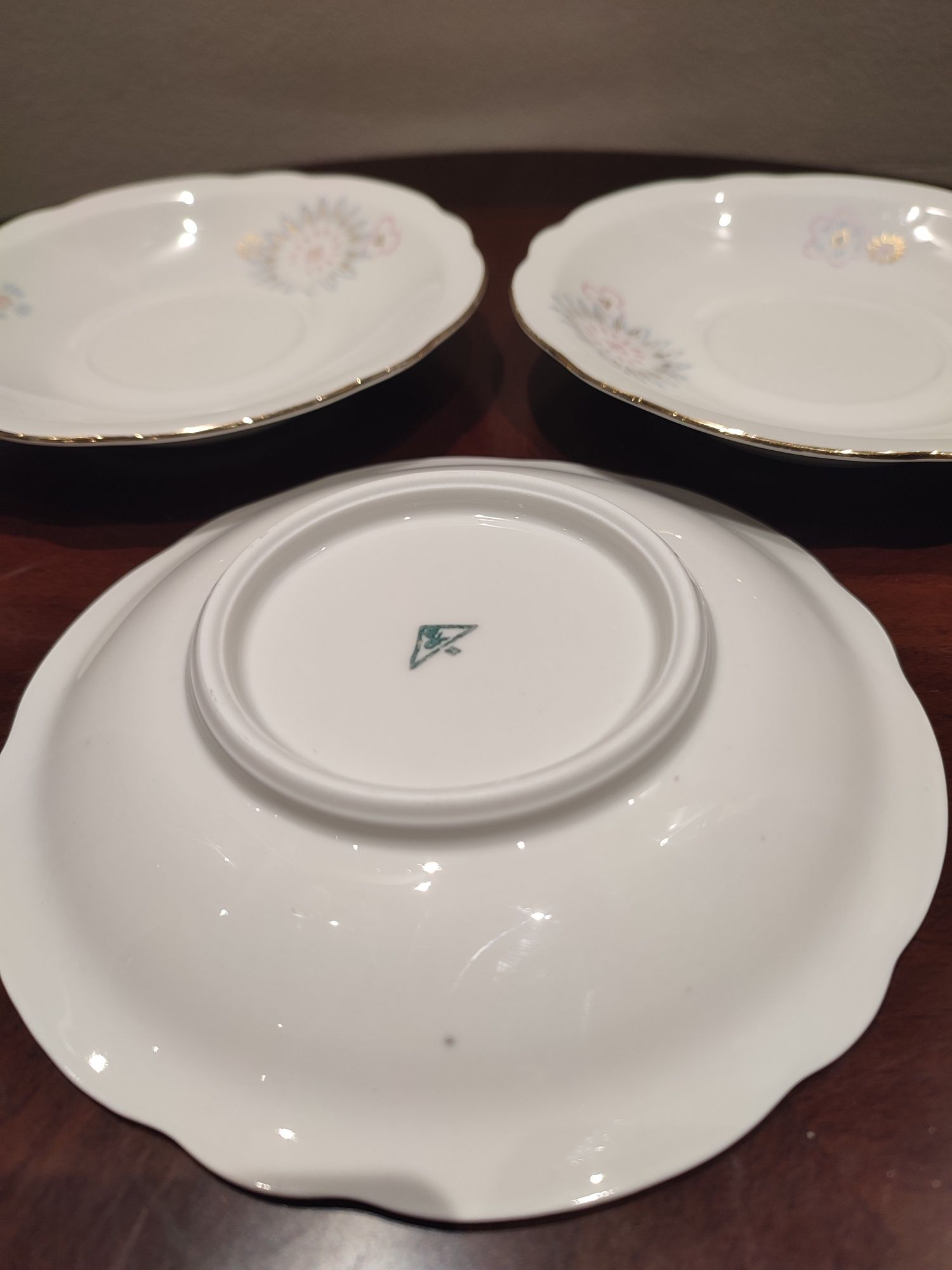 Śliczny stary zestaw trzech spodków porcelana