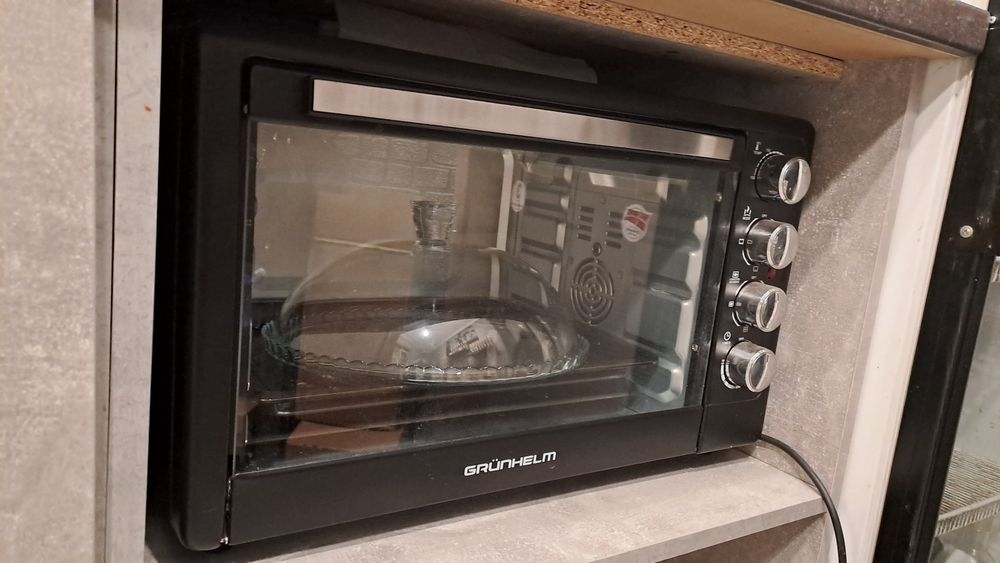 Розпродаються меблі та техніка з кав'ярні