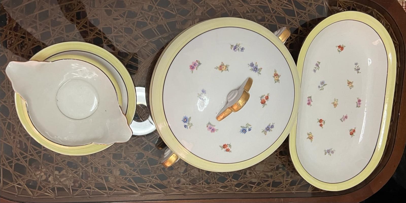 Loiça antiga com Travessa, sopeira  e ,molheira ,conjunto todo por 35€