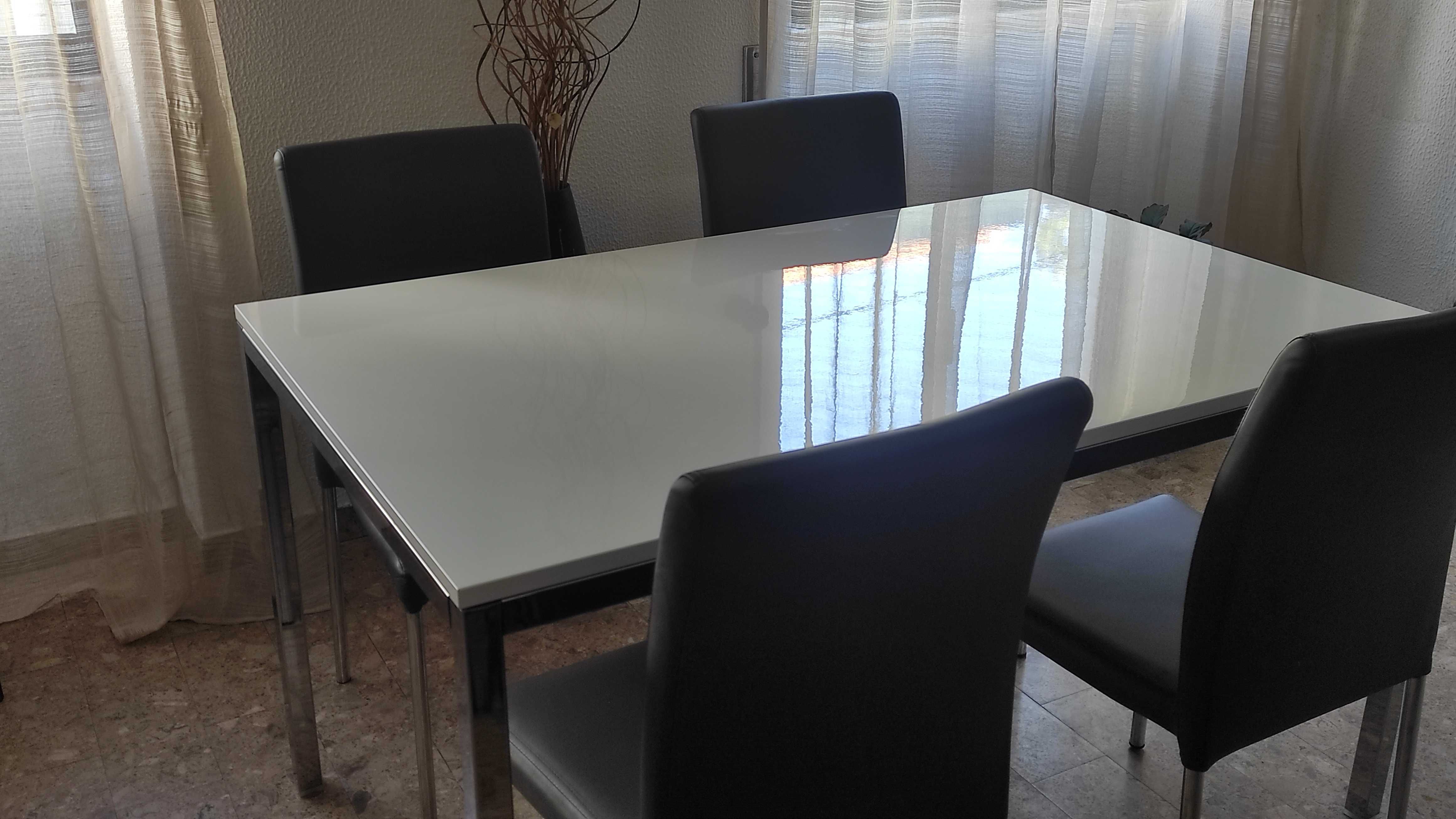Mesa de cozinha 135x85 com 4 cadeiras