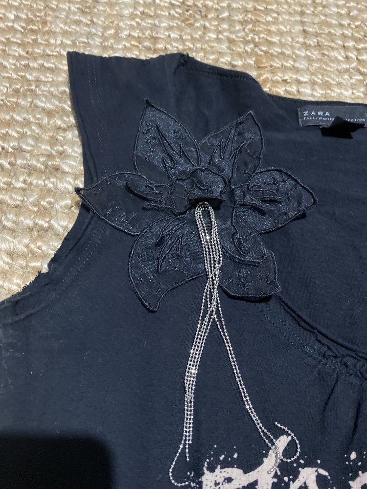 Blusa preta com pendente em flor