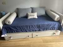 Cama crianca + duas mesas de cabeceira + estante (2cubos)