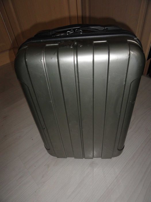 Kufer podrozny na kolkach