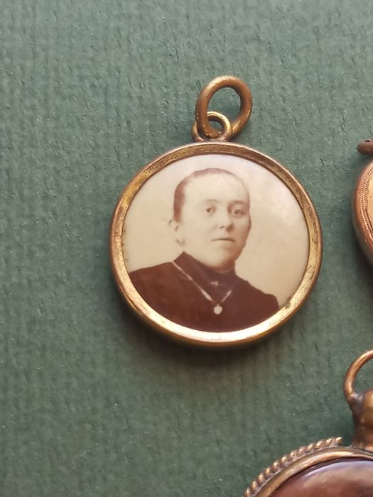 Zestaw starej biżuterii- wisiorki (zawieszki) - zdjęcia