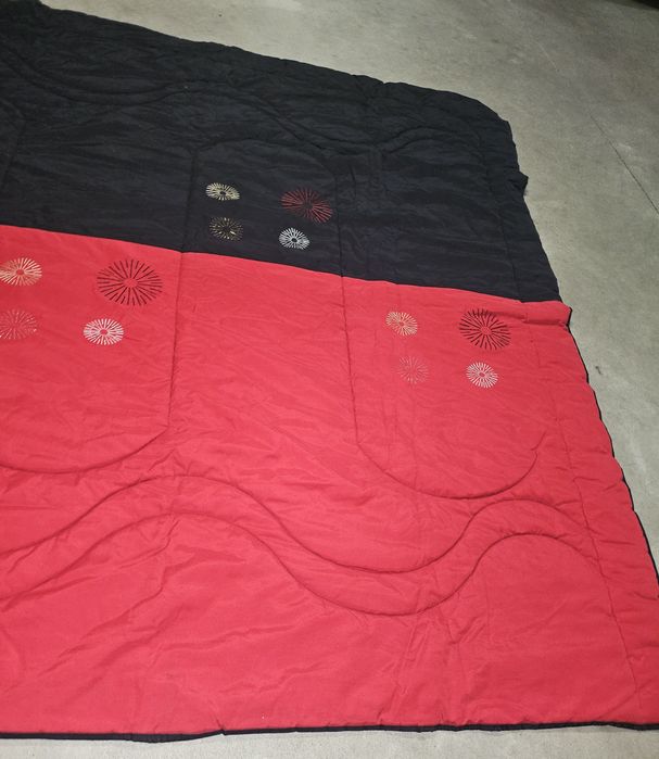 Edredão preto e vermelho