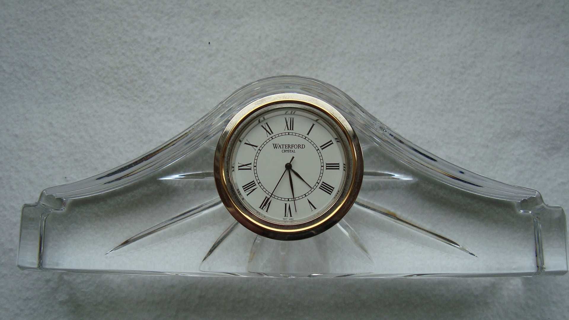 Zegar japoński wolnostojący w obudowie kryształowej piękny.