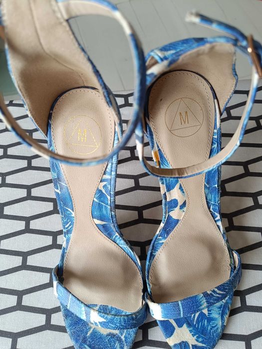 Sandałki niebiesko białe szpilka Missguided - 40