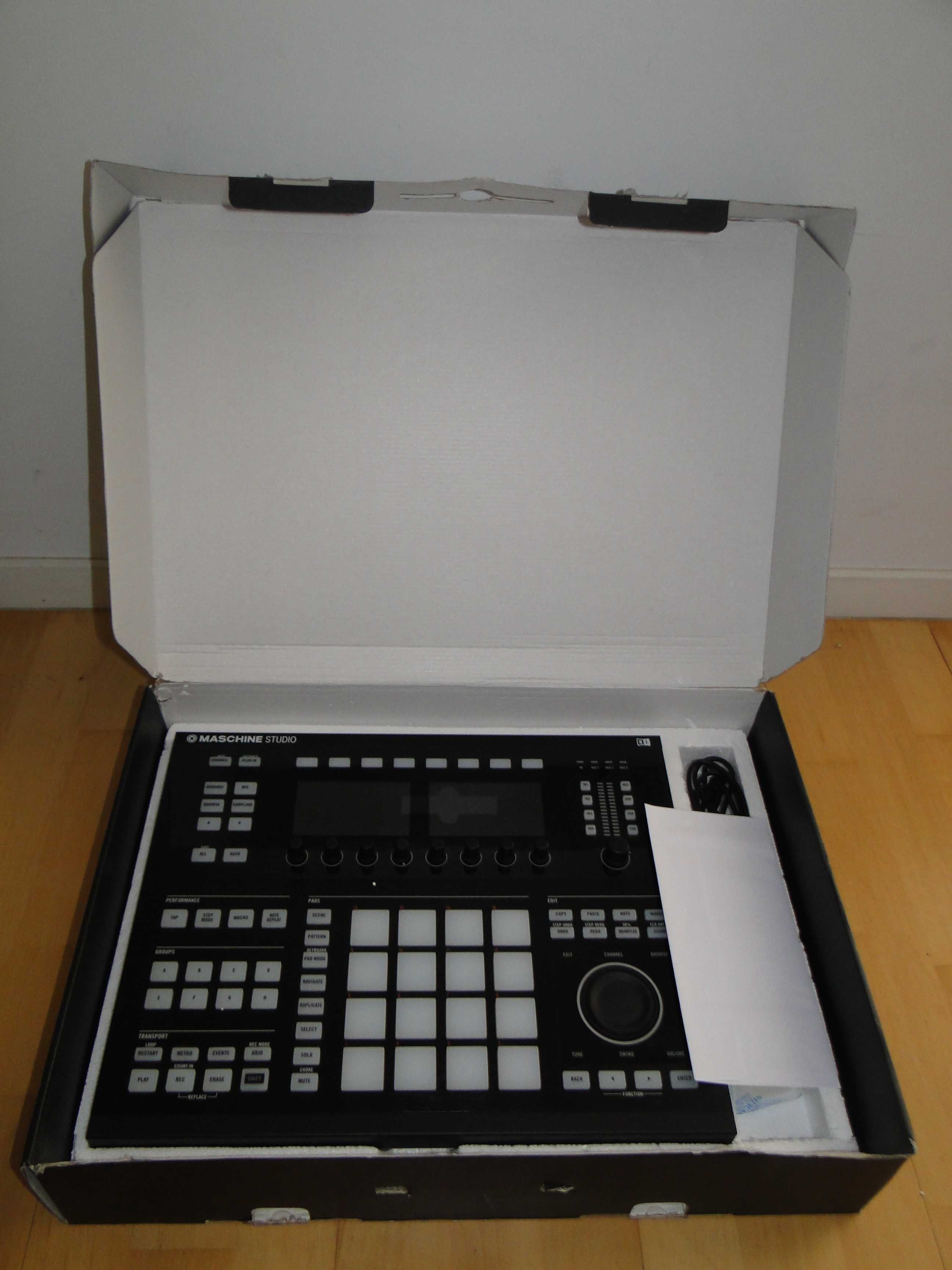 Stacja Robocza Groove Kontroler NATIVE INSTRUMENTS Maschine Studio.