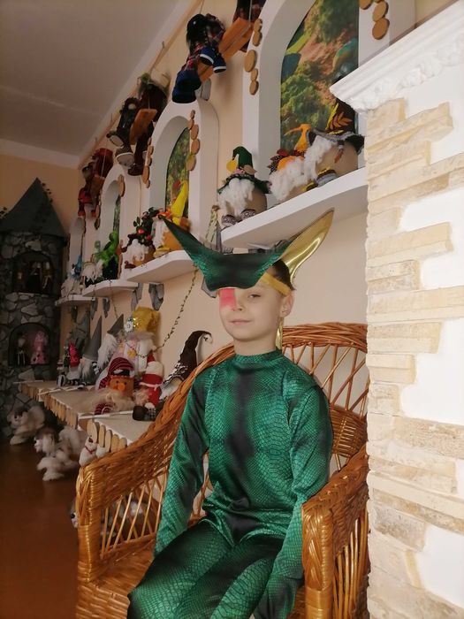 Карнавальні костюми змія, сніговик, східний принц