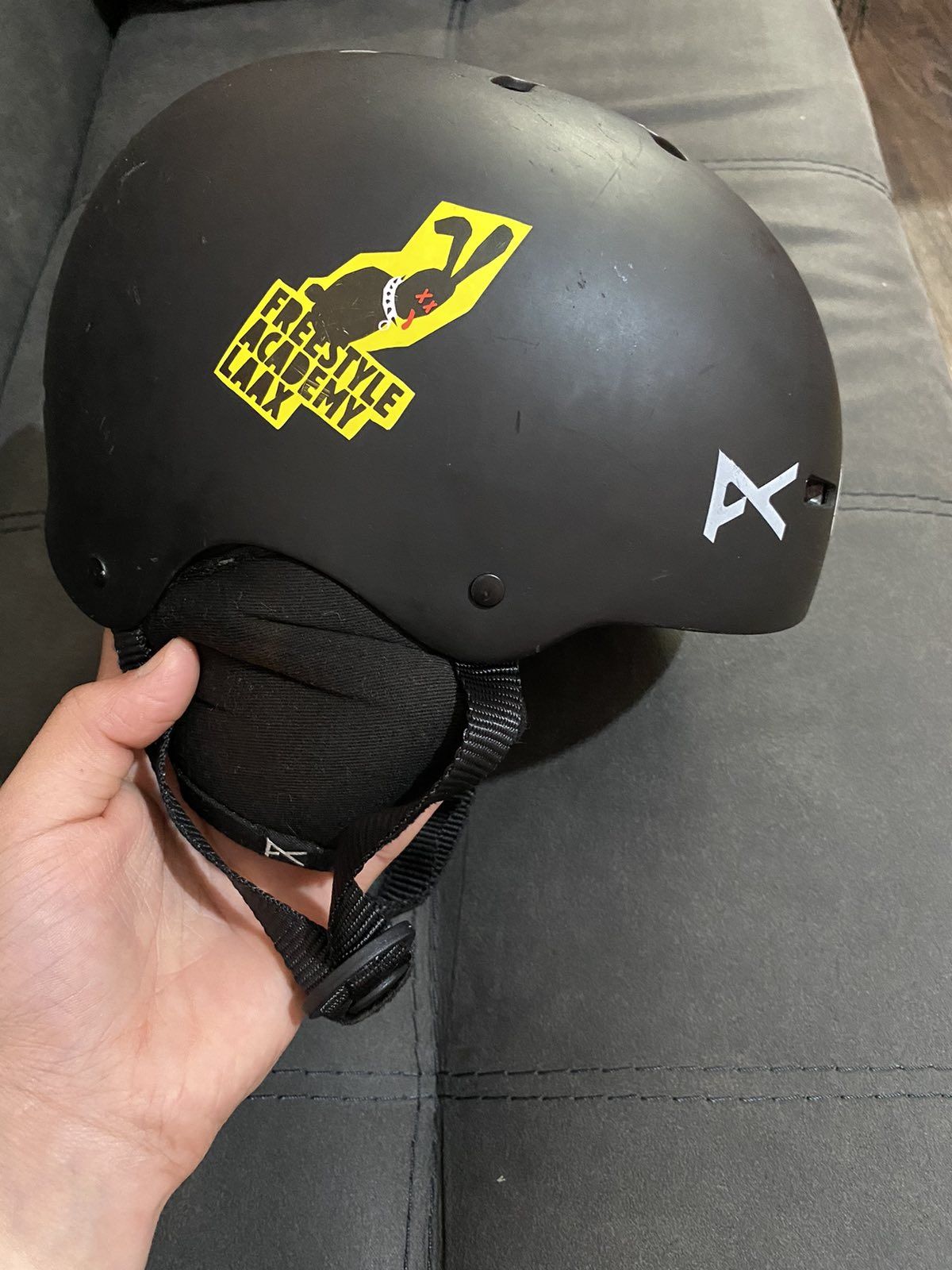Шлем горнолыжный anon подходит для сноутборда